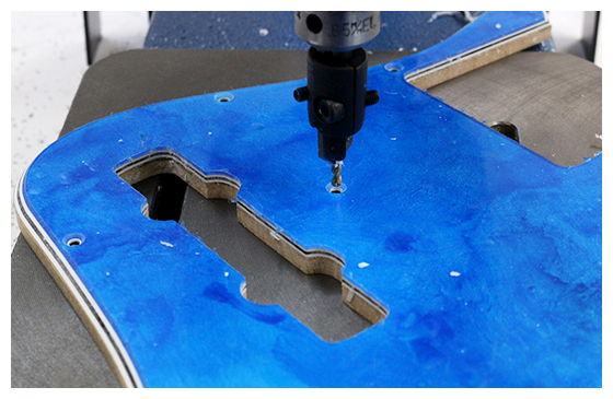 穴を空けている画像